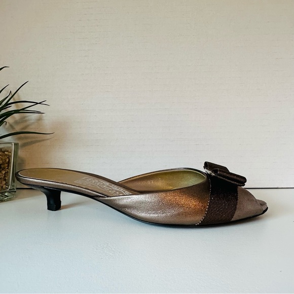 FERRAGAMO Mules Bronze Vara Bow Kitten Heel - Picture 3 of 12